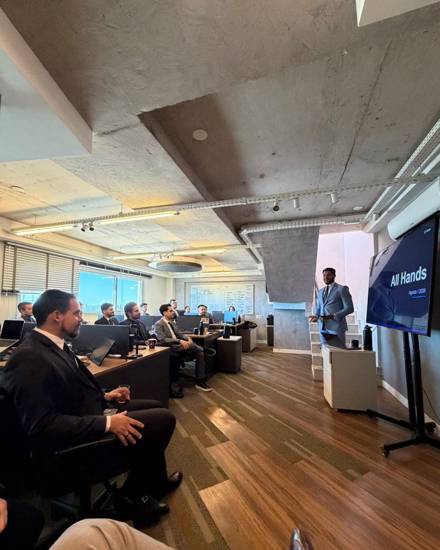 Reunião All Hands da bmo, com o time reunido no escritório